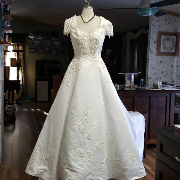 HOST PICK. Read Below. Oleg Cassini Cap Sleeve Wedding Gown Size 4 - Picture 6 of 15